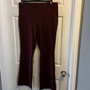 Simply Vera, Vera Wang. Maroon women’s pants size L.